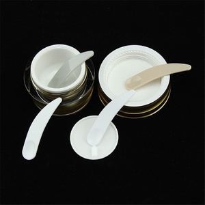 Cucchiaio cosmetico bianco ecologico per la miscelazione e il campionamento